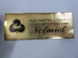 Atlanta - Muodikkaitten herrojen uudet rypistymättömät solmiot -hintalappu / tuotetietolappu, merkin valmistaja Herman Mattsson Korkokuvapaino & Pussitehdas, Vaasa