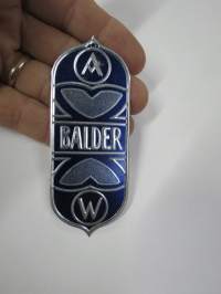 Balder A - W -polkupyörän merkki, metallia, merkin valmistaja Herman Mattsson Korkokuvapaino & Pussitehdas, Vaasa