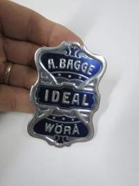 A. Bagge - Ideal, Wörå (Vöyri) -polkupyörän merkki, metallia, merkin valmistaja Herman Mattsson Korkokuvapaino & Pussitehdas, Vaasa