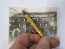 Paloauto, palomiehiä (kaikki nimetty, kirjoitettu kuvan tasutapuolelle, kuvaustietona; 