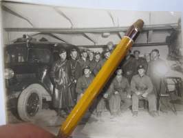 Paloauto, palomiehiä -valokuva