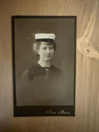 Valokuvaamo Ina Roos, Helsinki -visiittikorttivalokuva / visitcard photo - cdv