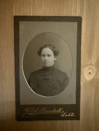 Valokuvaamo V. A. Rautell, Lahti -visiittikorttivalokuva / visitcard photo - cdv