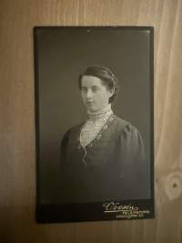 Valokuvaamo Ovesèn, Helsinki -visiittikorttivalokuva / visitcard photo - cdv