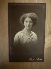 Valokuvaamo Ina Roos, Helsinki -visiittikorttivalokuva / visitcard photo - cdv