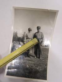 Lotta & sotilas 1940, huomaa sotilaan sivilikengät -valokuva