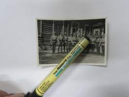 Sotilaat kasarmin pihalla -valokuva