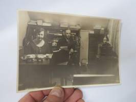 Rautatiekirjakaupan (Wiipuri) konttori v. 1926, Oili Kautonen, johtaja Abt, Hilja Niskanen nykyään Berg -valokuva