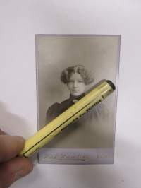 Valokuvaamo V.A. Rautell, Lahti, harvinaisempi sini-violetti pohjukkeen sävy -visiittikortivalokuva / carte de visite / cdv -valokuva