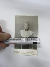 Pitsikaula, Skilnadens Atelier -visiittikortivalokuva / carte de visite / cdv -valokuva