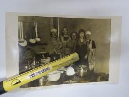 Synkkä emäntä ja 4 keittiöpiikaa -valokuva