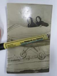 Lentokonetytöt, taustakangas Helsinki? -valokuva