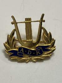 ADK -tunnistamaton rintaneula