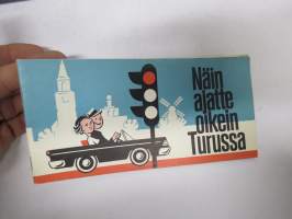 Näin ajatte oikein Turussa - Liikenneopas -Turun kaupunkiliikenteen ajo-ohjeita ja pulmatilanteiden ohjeita, karttoja (huoltoaemat merkitty) takakansi Simca 1000 e