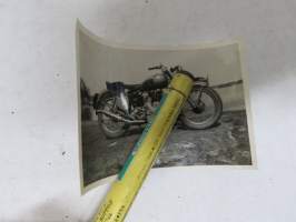 Royal Enfield moottoripyörä, kuvattu vuonna 1953 -valokuva