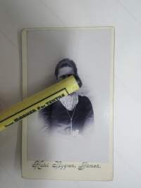 Leijonakeisari (kauluskoru), Atelier Katri Nygren, Jämsä (Hartus) -visiittikortivalokuva / carte de visite / cdv -valokuva