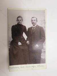 Pariskunta - Tampereen Uusi Valokuvausatelieri -visiittikortivalokuva / carte de visite / cdv -valokuva