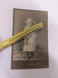 Olkalaukku & peltiämpäri, atelier Tyyne Böök, Helsinki -visiittikortivalokuva / carte de visite / cdv -valokuva