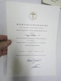 Keskuskauppakamari - Kultainen ansiomerkki -myöntökirja (saajan nimi retusoitu kuvasta, on OK itse myöntökirjassa