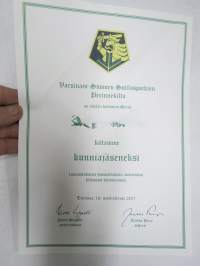 Varsinais-Suomen Sotilaspoikien Perinnekilta - Kunniajäsenyys -myöntökirja (saajan nimi retusoitu kuvasta, on OK itse myöntökirjassa