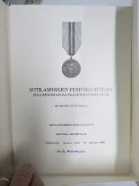 Sotilaspoikien Perinneliitto ry - Soldatgossarnas Traditionsförbund rf -hopeinen ansiomitali -myöntökirja (saajan nimi retusoitu kuvasta, on OK itse myöntökirjassa