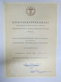 Keskuskauppakamari - Pronssinen ansiomerkki -myöntökirja (saajan nimi retusoitu kuvasta, on OK itse myöntökirjassa