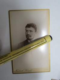 Tunnistamaton, mahdollisesti lääketieteen opiskelija Jenan ylipisto (Universität Jena), Hof-Photograph Friedrich Haack visiittikorttivalokuva / carte de visite / cdv