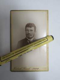 Tunnistamaton v. 1894, mahdollisesti lääketieteen opiskelija Jenan yliopisto (Universität Jena), Friedrich Haack -visiittikorttivalokuva / carte de visite / cdv