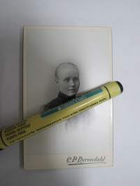 Puhvi-hihaneito, Atelier Dyrendahl, Helsinki -visiittikorttivalokuva / carte de visite / cdv