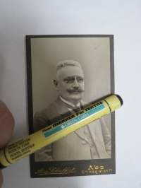 Herra Monokkeli, Atelier Aug. Schuffert, Turku -visiittikorttivalokuva / carte de visite / cdv