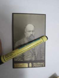 Ahti Ottelin, Atelier Strandberg inneh. V.A. Leino -visiittikorttivalokuva / carte de visite / cdv