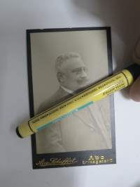 Herra Monokkeli, Atelier Aug. Schuffert, Turku -visiittikorttivalokuva / carte de visite / cdv