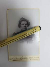 Neiti Pörrö-Puhvi, Atelier Apollo - Andra Ateliern, Helsinki -visiittikorttivalokuva / carte de visite / cdv