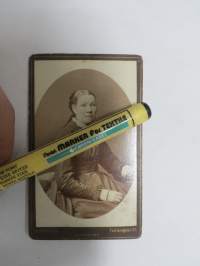 Esi-äiti, Atelier Daniel Nyblin, Helsinki -visiittikorttivalokuva / carte de visite / cdv