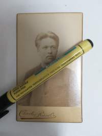 Tulltjänsteman Enholm, Atelier Charles Riis & Co, Helsingfors -visiittikorttivalokuva / carte de visite / cdv