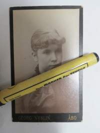 Eeva Cajander, Atelier Georg Nyblin, Turku -visiittikorttivalokuva / carte de visite / cdv