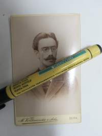 Rudolf O. Buri, Jenan yliopisto (Universität Jena), kuva omistettu suomalaiselle D.A. Wikströmille, -visiittikorttivalokuva / carte de visite / cdv