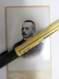 Guido Schneider, luonnontieteilijä, Pietari, Helsinki, Riika, Tartu -Atelier C.E. Meyer Reval (Tallinna), 1900 visiittikorttivalokuva / carte de visite / cdv