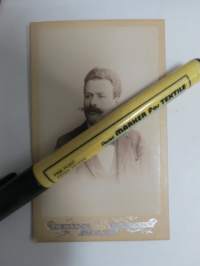 Tunnistamaton, Jenan yliopisto (Universität Jena), kuva omistettu suomalaiselle D.A. Wikströmille,Friedrich Haack -visiittikorttivalokuva / carte de visite / cdv