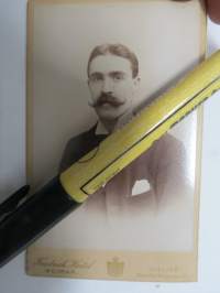 Marshall Balfour (Scotland), Jenan yliopisto (Universität Jena) 1892, kuva omistettu suomalaiselle D.A. Wikströmille -visiittikorttivalokuva / carte de visite / cdv