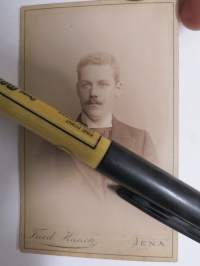 Hermann Brans, Jenan yliopisto (Universität Jena) 1894, kuva omistettu suomalaiselle D.A. Wikströmille -visiittikorttivalokuva / carte de visite / cdv