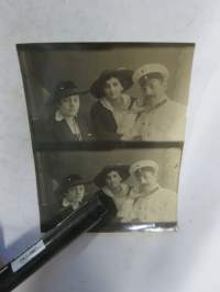 Laivastoupseeri + naiset (kuvattu Helsingissä) -valokuva