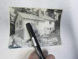 Rakennustyömaa + auto -valokuva