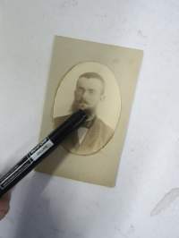 Guido Schneider, luonnontieteilijä, Pietari, Helsinki, Riika, Tartu -Atelier C.E. Meyer Reval (Tallinna), 1900 visiittikorttivalokuva / carte de visite / cdv