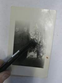 Sotakaverit -valokuva