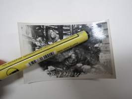 Hiiltynyt h:vaunussa (panssarivaunuun kuollut venäläissotilas ja romua), myyntikuva, joita rintamlla tai rintaman takana myytiin muistoiksi -valokuva