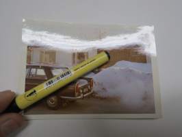 Peugeot henkilöauto, talvipakkanen & pakokaasu -valokuva