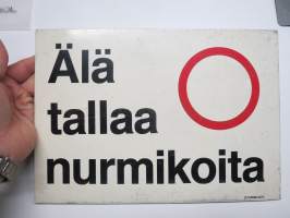 Älä tallaa nurmikoita -kyltti