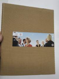 Volvo V70 / XC70 2003 -myyntiesitekansio, jossa 2 x DVD ja 3 painettua esitettä ympäritö / huolto / asiakkaan edut