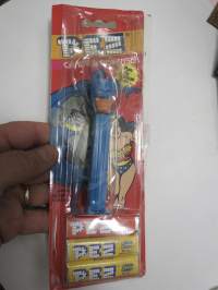 Pez Candy Dispenser with Batman + Wonder Woman (print), Lepakkomies-annostelija ja Ihme-Nainen kuvattuna pakkauksessa